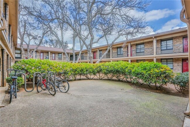 Primary Photo - 2 Story Condo Just a Few Steps From Campus!