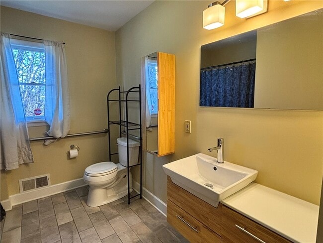 Building Photo - 1289 Creek St