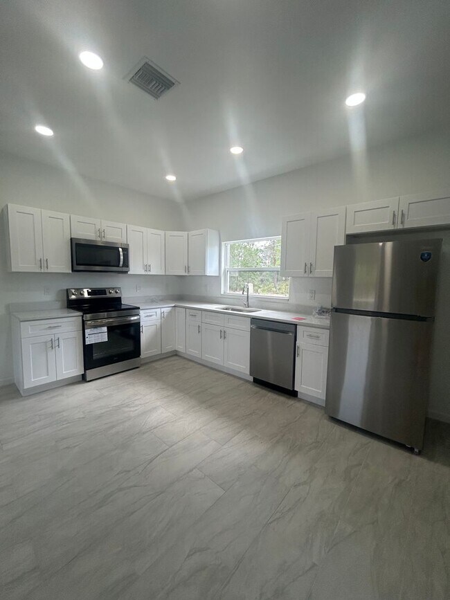 Building Photo - JUST BUILT! Modern 3 Bed / 2 Bath Home with Garage in Serene Lake Placid