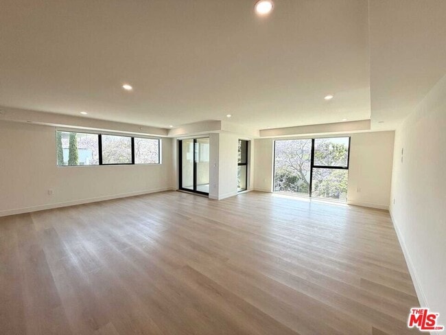 Building Photo - 350 N Palm Dr