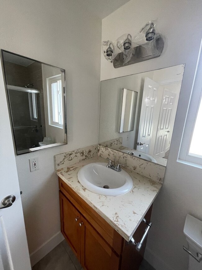 Building Photo - 924 S Cambridge St