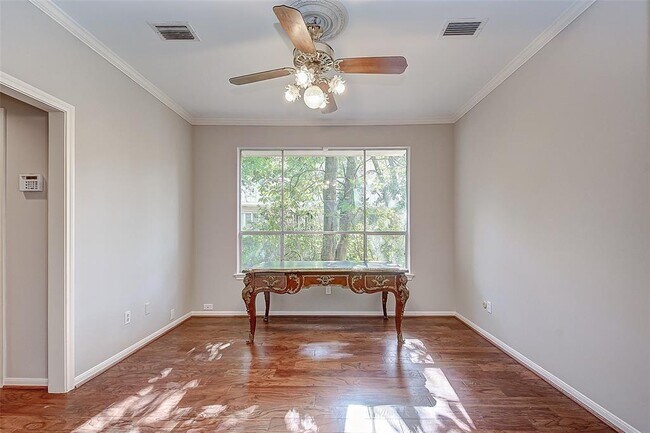 Building Photo - 201 Vanderpool Ln