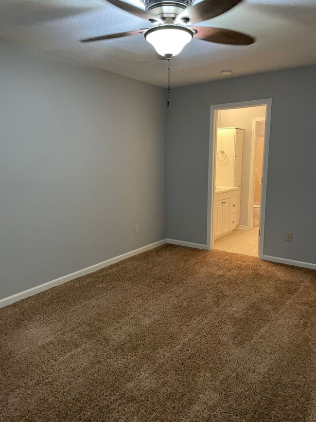 Building Photo - 2 bed, 2 bath South Columbia