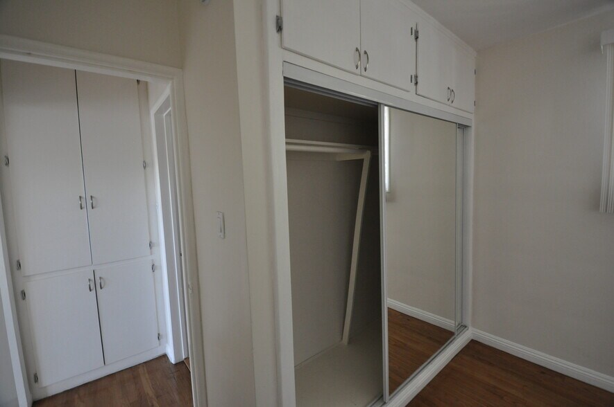 Building Photo - 10924 Camarillo St