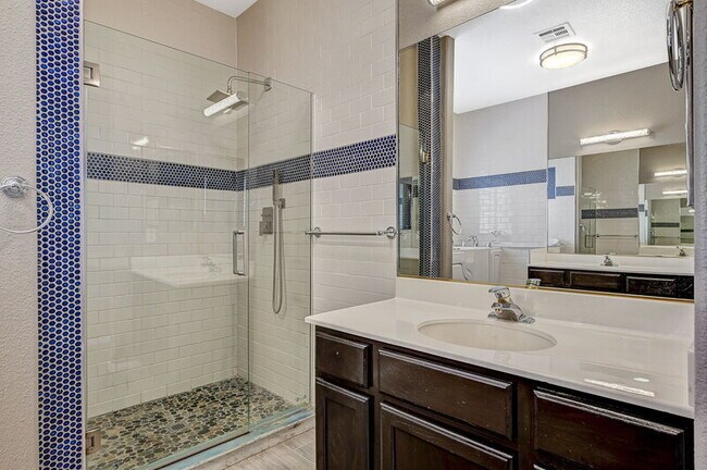 Building Photo - 10588 Isola Bella St