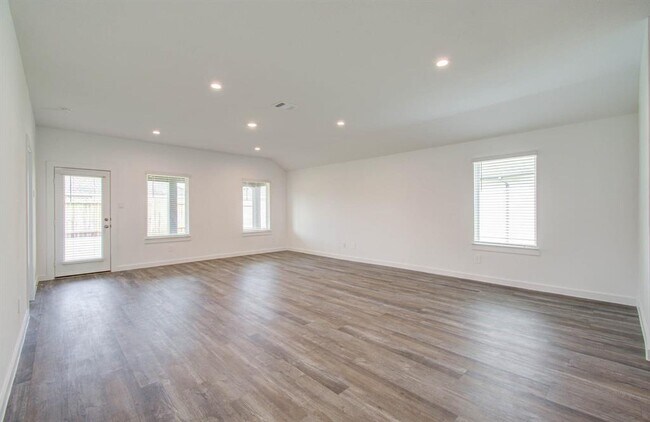 Building Photo - 1010 Desert Willow Dr