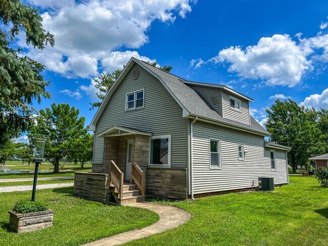 Building Photo - 3 BED, 2 BATH SPACIOUS HOUSE IN ST JOSEPH ...