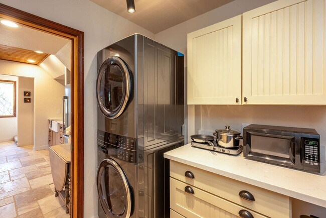 Building Photo - 43620 Washburn Dr