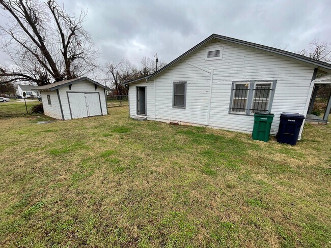 Building Photo - 2 br, 1 bath House - 1419 NE 25th