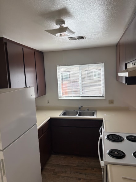 Primary Photo - 1090 W D St