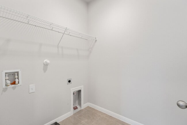 Building Photo - 3 Bedrooms and 2.5 Bathrooms located in Ca...