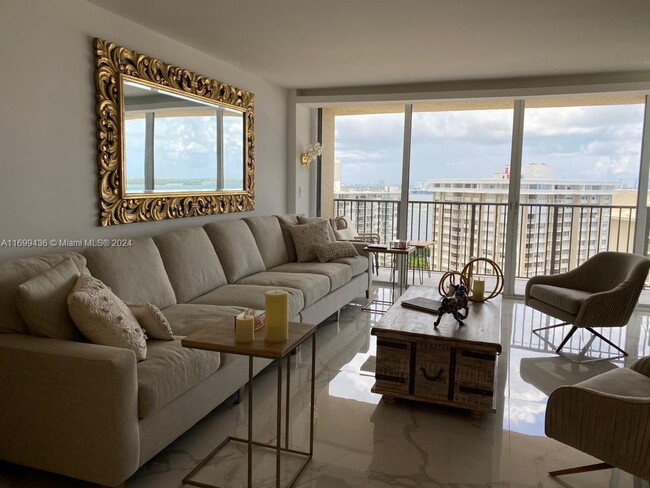 Building Photo - 1450 Brickell Bay Dr