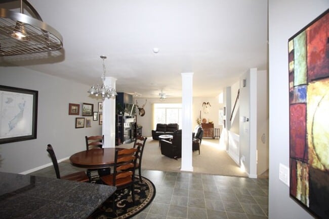 Building Photo - 3 Bed, 2.5 Bath Condo in Eagle River