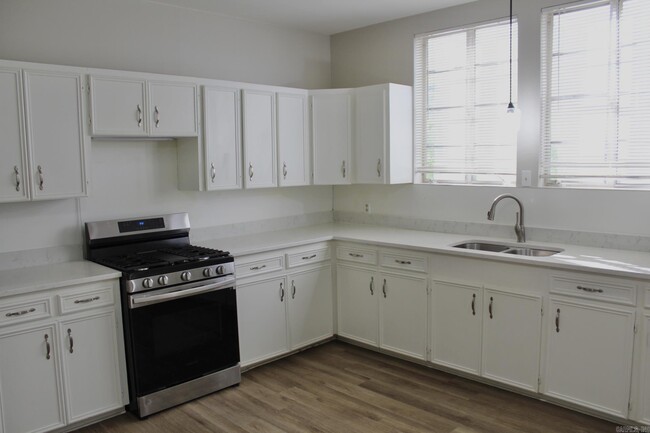 Building Photo - 1020 Kavanaugh Blvd