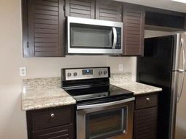 Building Photo - Charming 2nd floor townhome with large, co...