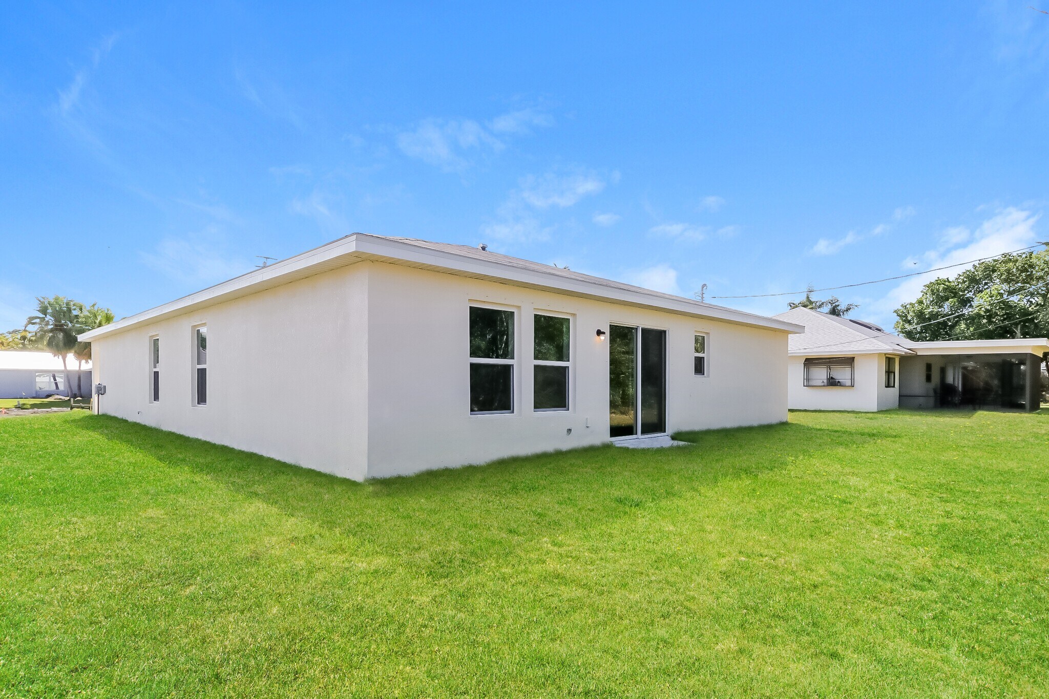 Building Photo - 1831 SE Airoso Blvd