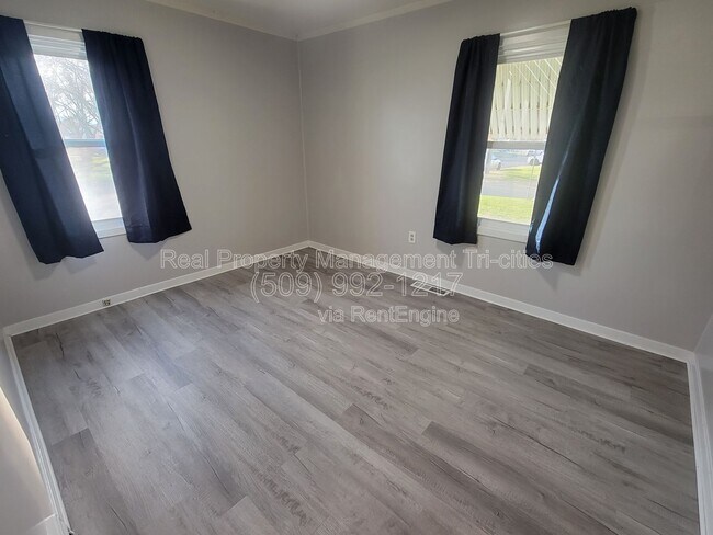 Building Photo - 400/402 Barth Ave