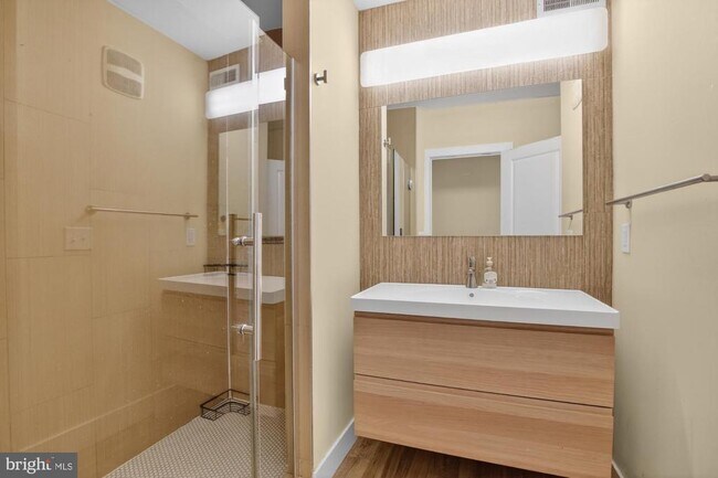 Building Photo - 1237 N Hollywood St