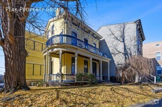 Building Photo - Cozy studio with perfect location to campu...