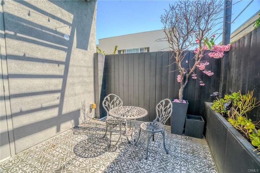 Building Photo - 1011 N Orange Grove Ave