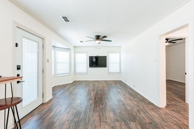 Building Photo - Cute 2 Bedroom Close to Texas Tech