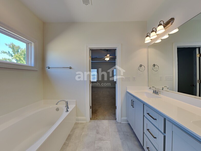 Building Photo - 3284 Vineyard Dr S