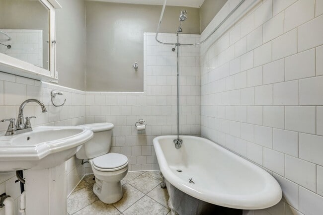 Building Photo - LOCATION LOCATION!! Beautiful 2-bed 1-bath duplex located in the highly desirable West Highlands ...