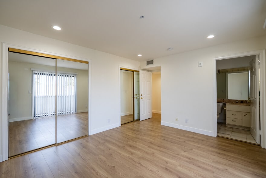 Building Photo - 1758 N Alexandria Ave