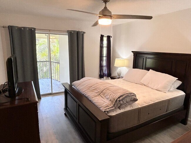 Building Photo - Updated 1 Bed/1.5 Bath Near the Beach! Great Amenities