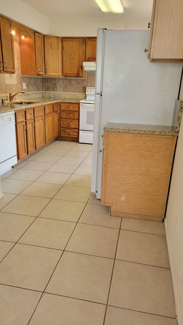 Building Photo - Newly renovated 2 bedroom duplex in Braden...