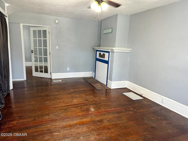 Building Photo - 827 N Oleander Ave