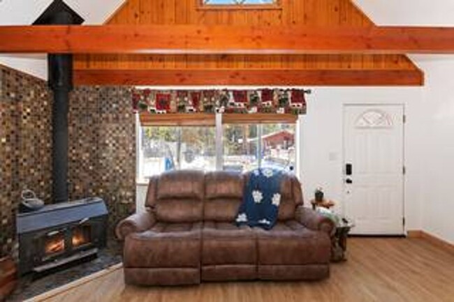 Building Photo - 2 Bedroom Lodge- Pet Friendly- Fenced Yard
