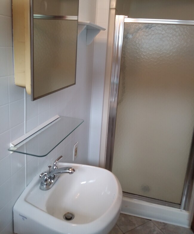 BATHROOM - 511 Hickory St