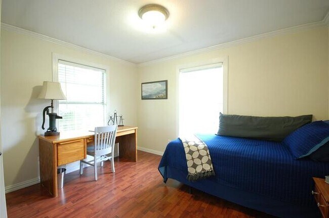 Building Photo - 1105 Avenue D