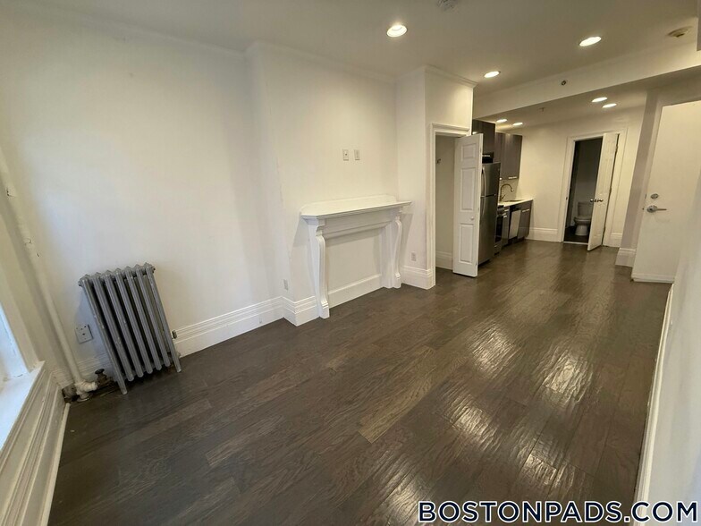 Building Photo - 270 Newbury St