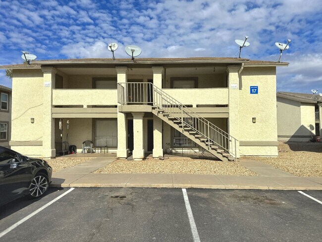 Building Photo - 465 W Ivyglen St