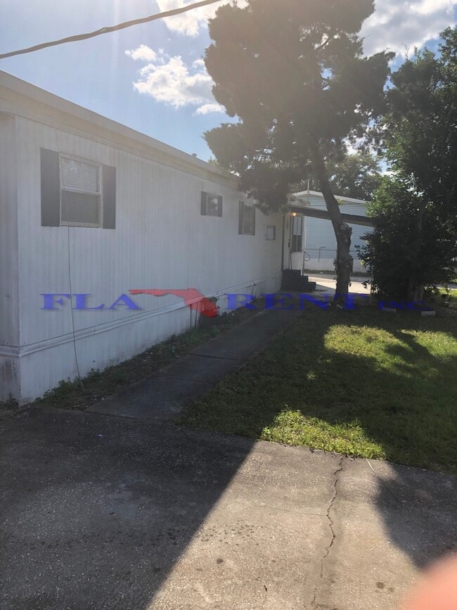 Building Photo - **3/1 Manufactured Home in Charlin Parkway area with large fenced yard**