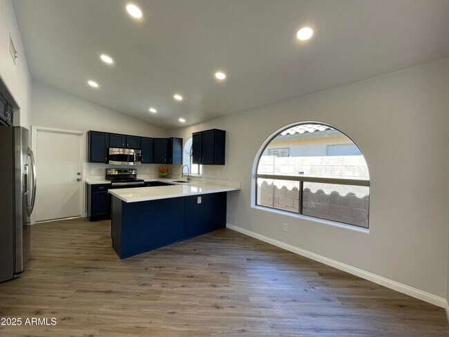 Building Photo - 841 E Lovegrass Dr
