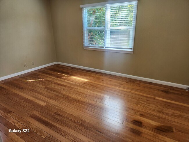 Building Photo - Beautiful 2 bedroom/1 bathroom home with a...