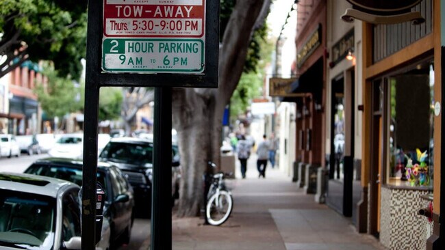 Building Photo - 6542 Bella Vista Dr NE