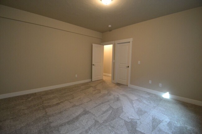 Building Photo - 3 Bedroom Ranch with Finished Basement Available Now!