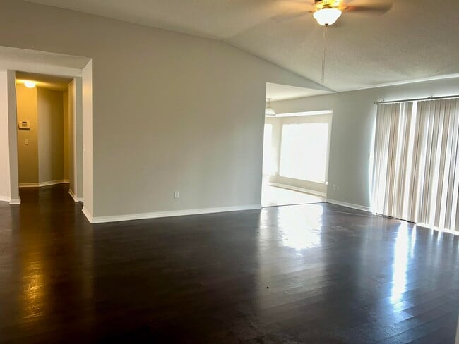 Building Photo - 218 Trish Dr