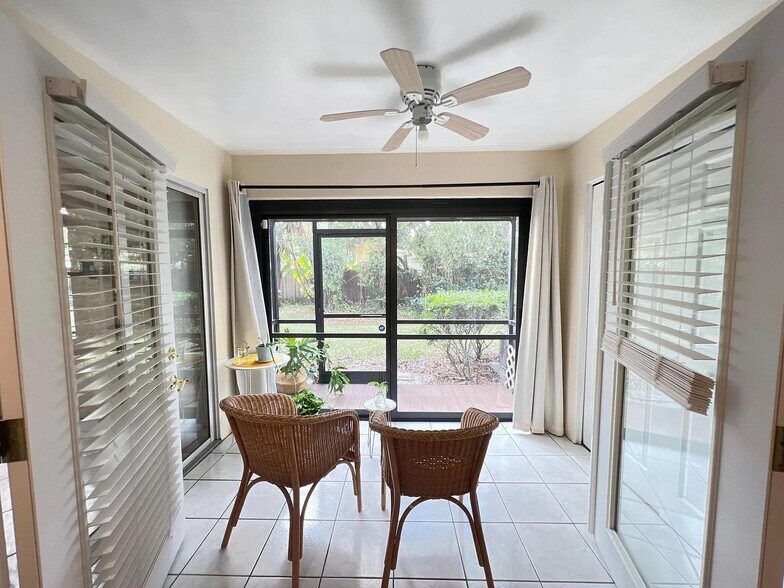 Building Photo - 5265 E Bay Dr