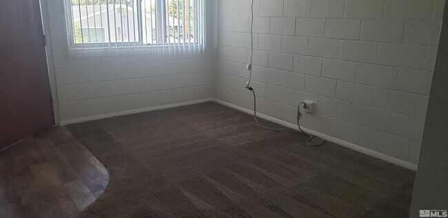 Building Photo - 565 Roberts St