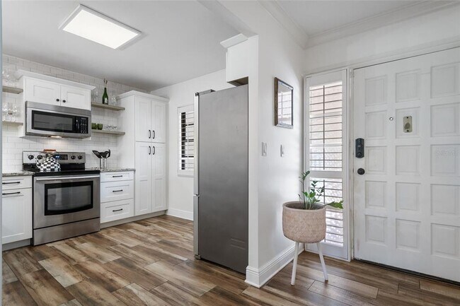 Building Photo - 104 S Interlachen Ave