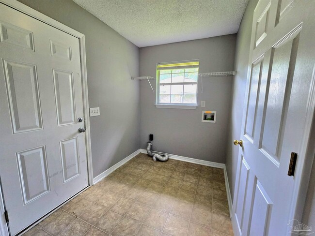 Building Photo - 6718 Fort Deposit Dr