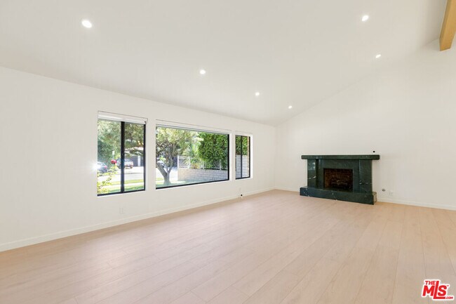 Building Photo - 4933 Collett Ave