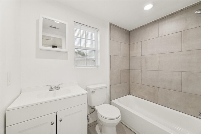 Building Photo - 711 E 32nd St