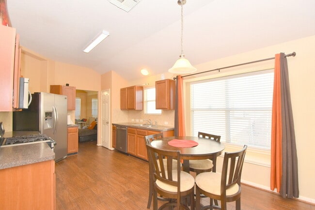 Building Photo - BEAUTIFUL 3 BEDROOM 2 BATH WITH WOOD TILE ...