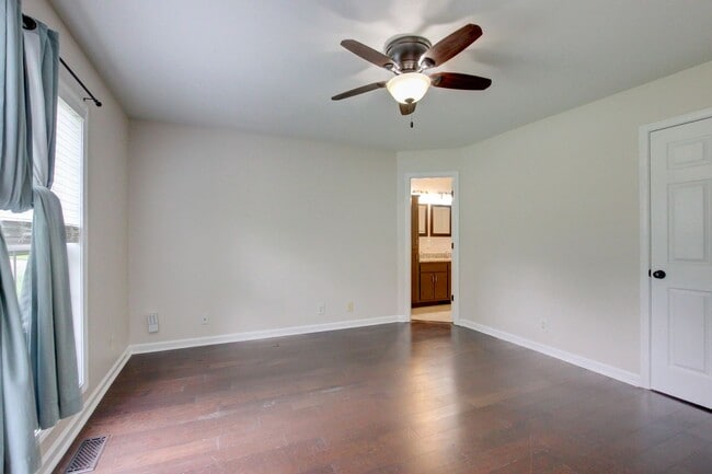 Building Photo - 3 bed 2 bath w sweet basement.  Go